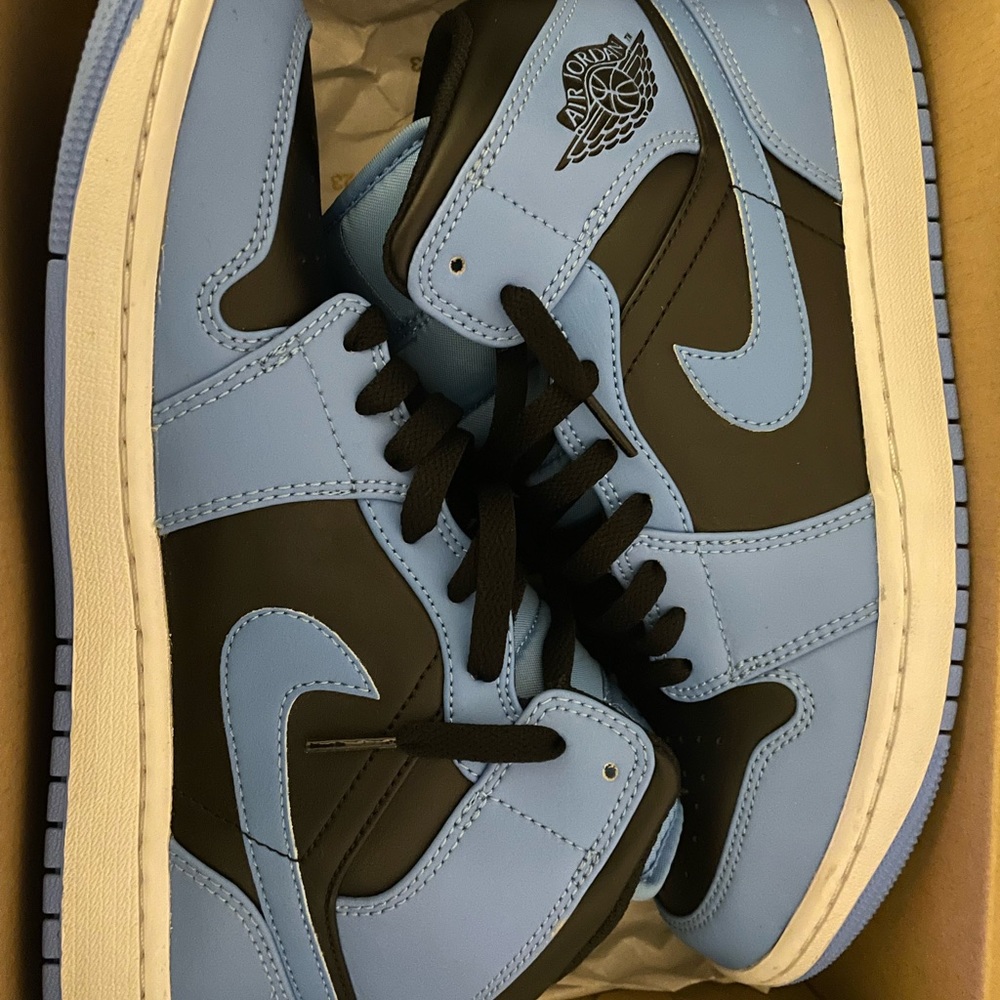 I’m selling these shoes for 75 in a size 9